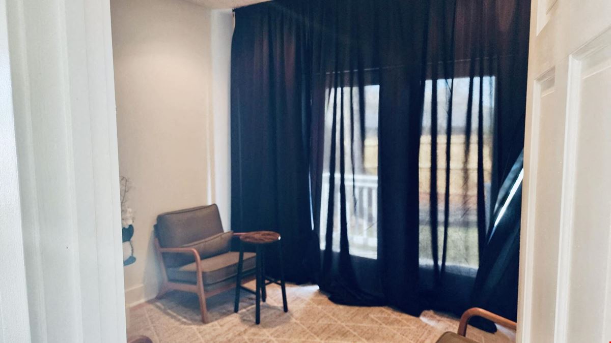 Freestanding ±2,324 SF - Downtown Roswell 