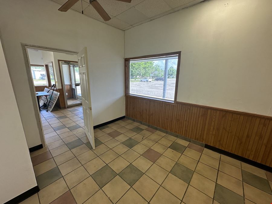 1,500+/- SF RETAIL SPACE