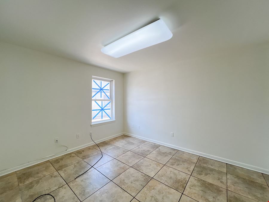 ±900 SF Metairie Office Near Lakeside Shopping Center