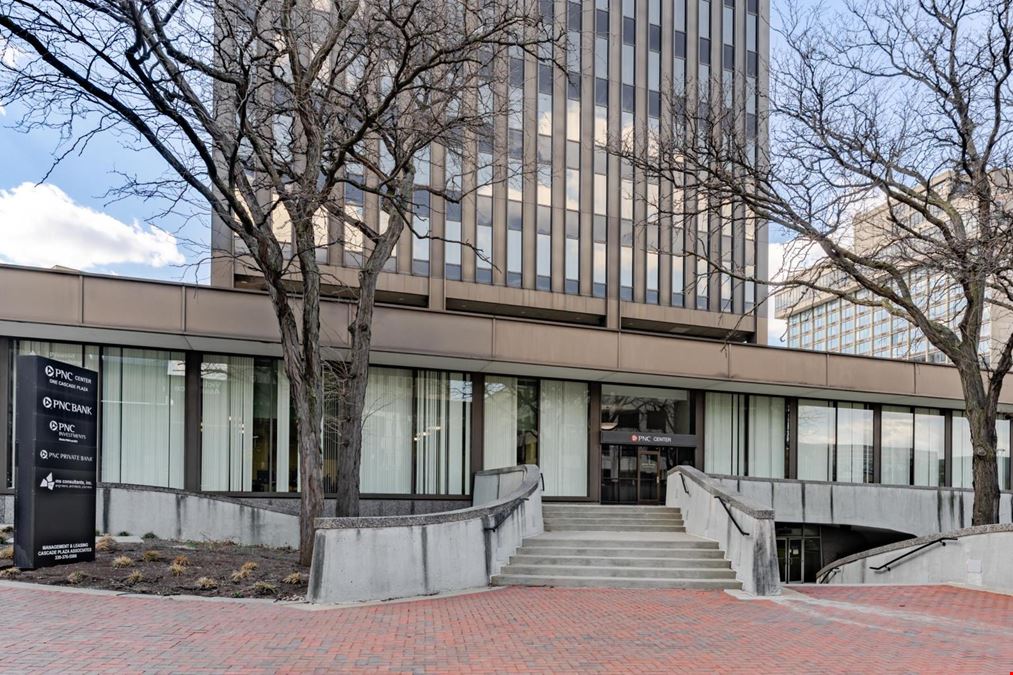 1 Cascade Plaza
