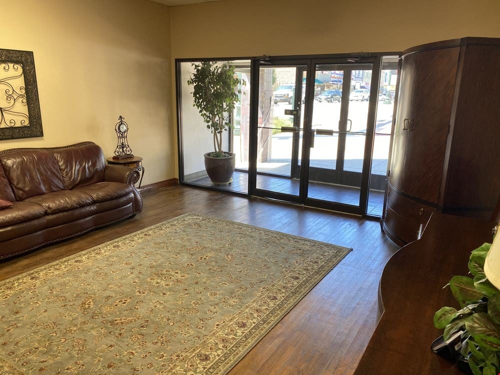 121 W Hickory