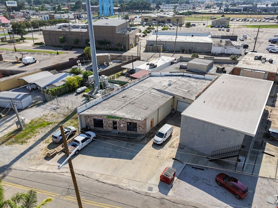 ±3,719 SF Retail / Warehouse Near Veterans Memorial Blvd