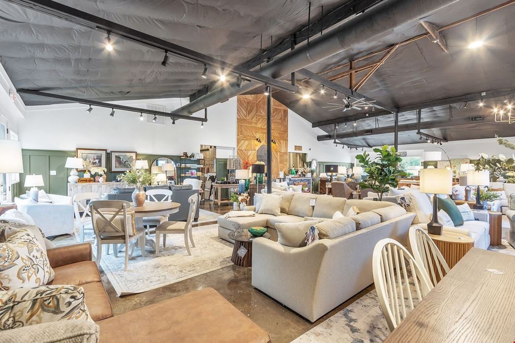 Fully Renovated Flex/Retail Commercial Building