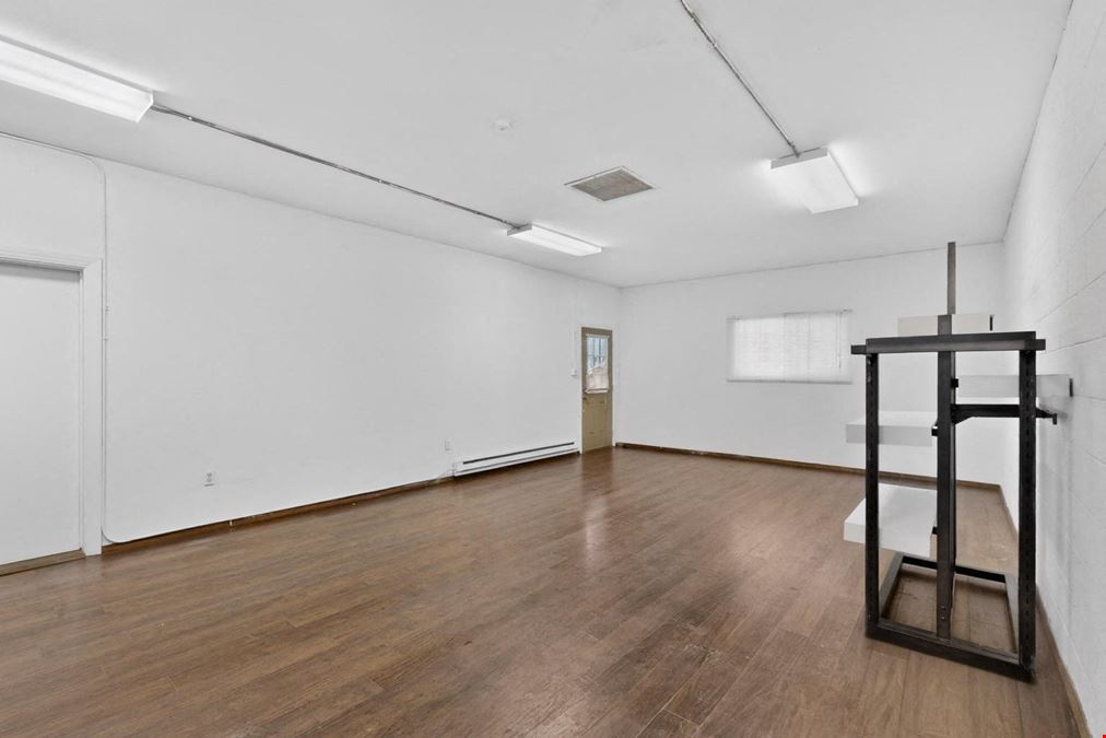 768 SF Retail/Office High Traffic Location