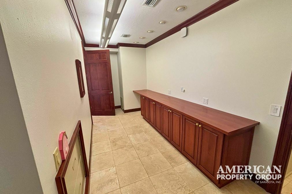 130 N Tamiami Trl