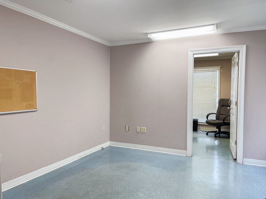 ±2,400 SF Office Warehouse with Gated Yard Near Airline Hwy