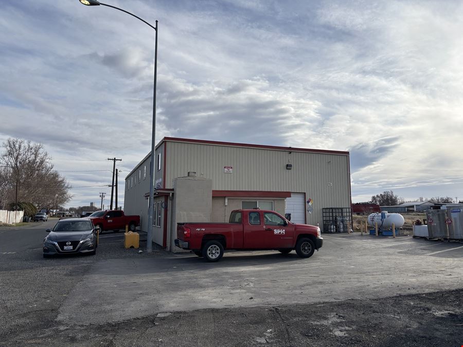 Kennewick Industrial Building + Yard