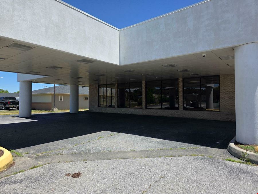 SHOWROOM - OFFICES- SERVICE BAYS -DISPLAY YARD