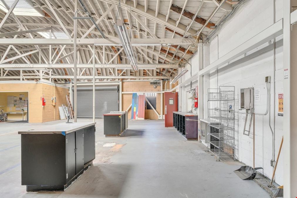 Prime Retail Opportunity in Oakland: 12,770 SF with Offices & Warehouse