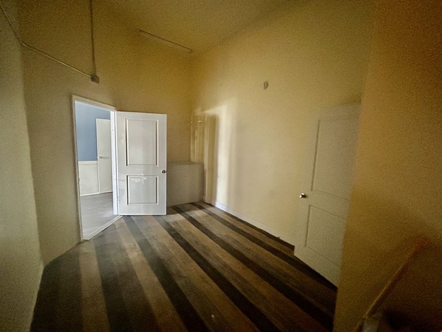2226 E 75th - +/-1,250 SF Commercial Storefront - C1-2 ZONING
