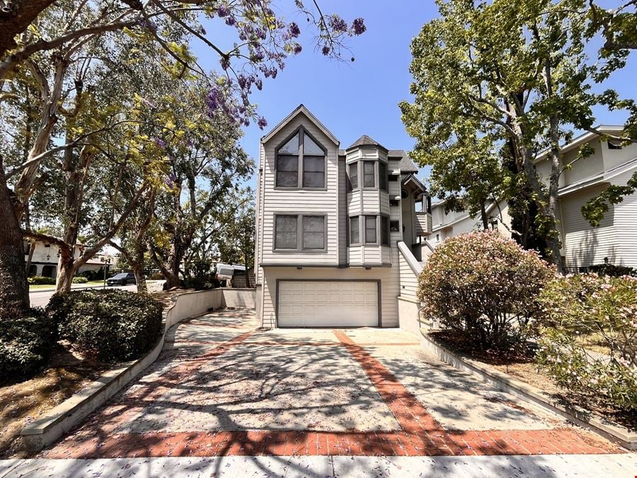 1033 La Cadena Avenue