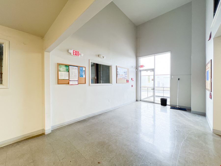 ±32,565 SF Industrial Facility Near Lakefront Airport