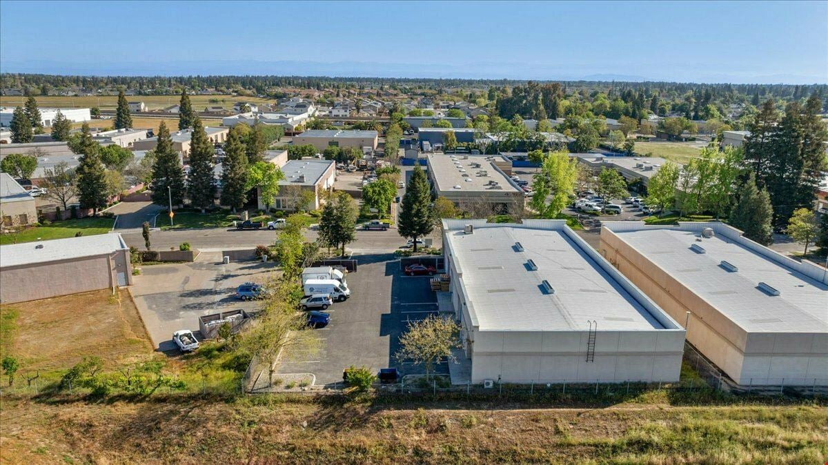 Move-In Ready Office/Warehouse in NW Fresno