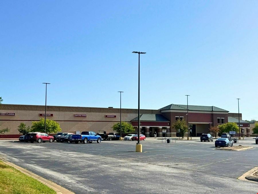 LARGE RETAIL BUILDING FOR SALE OR LEASE IN SOUTHWEST SPRINGFIELD