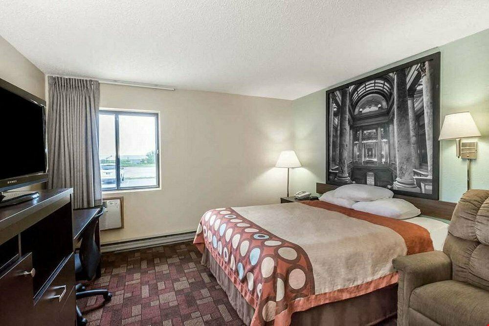 Super 8 by Wyndham (Combined with Econolodge by Choice Hotels in Luverne, MN)