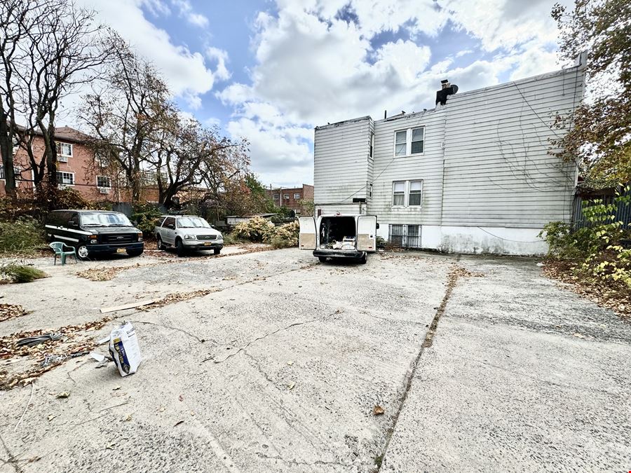 Two family house with an large empty lot for sale in Brooklyn