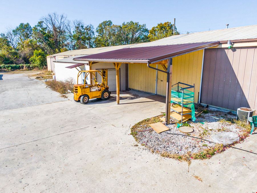 2,000 SF Warehouse For Lease near Scenic & Walnut Lawn