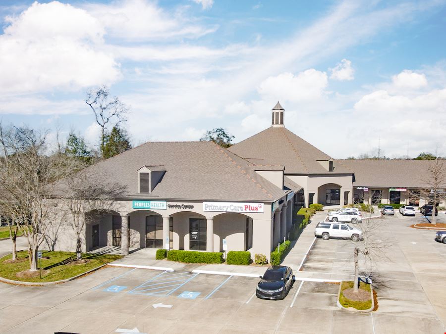 Carriage Crossing Shopping Center Suites for Lease off O’Neal