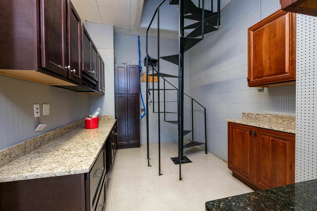 NICE BUILDING IN HIGH TRAFFIC AREA FOR SALE OR LEASE