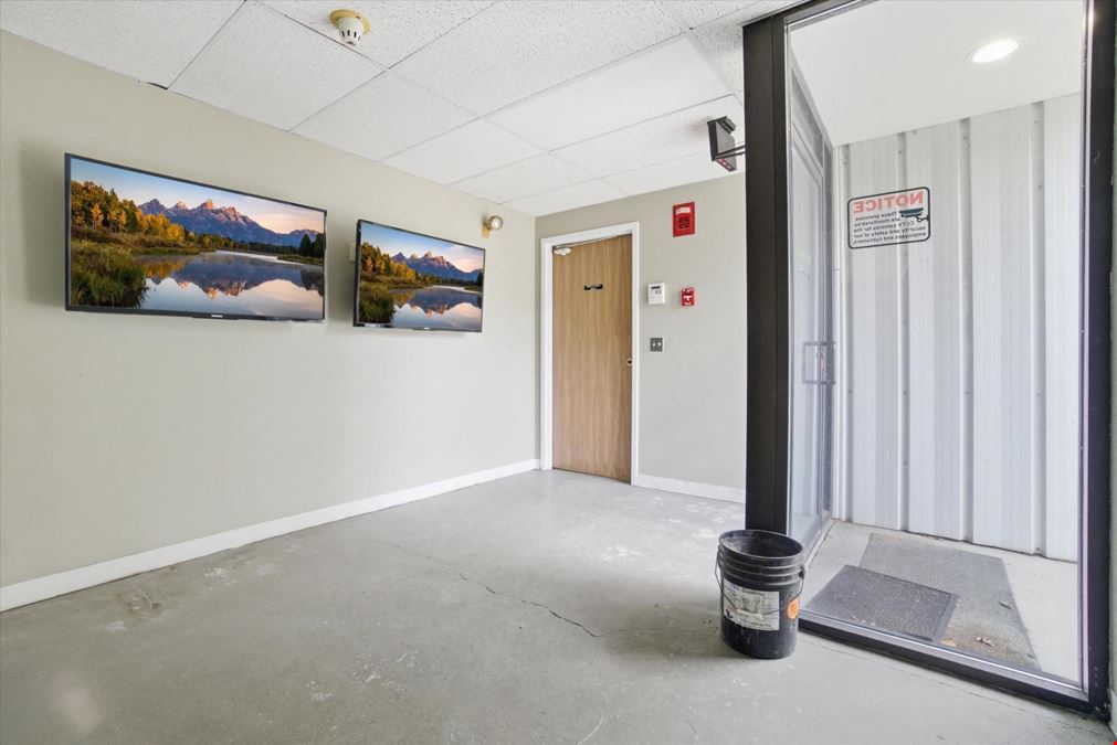 ±24,568 SF Industrial/Flex Building Near MA Border