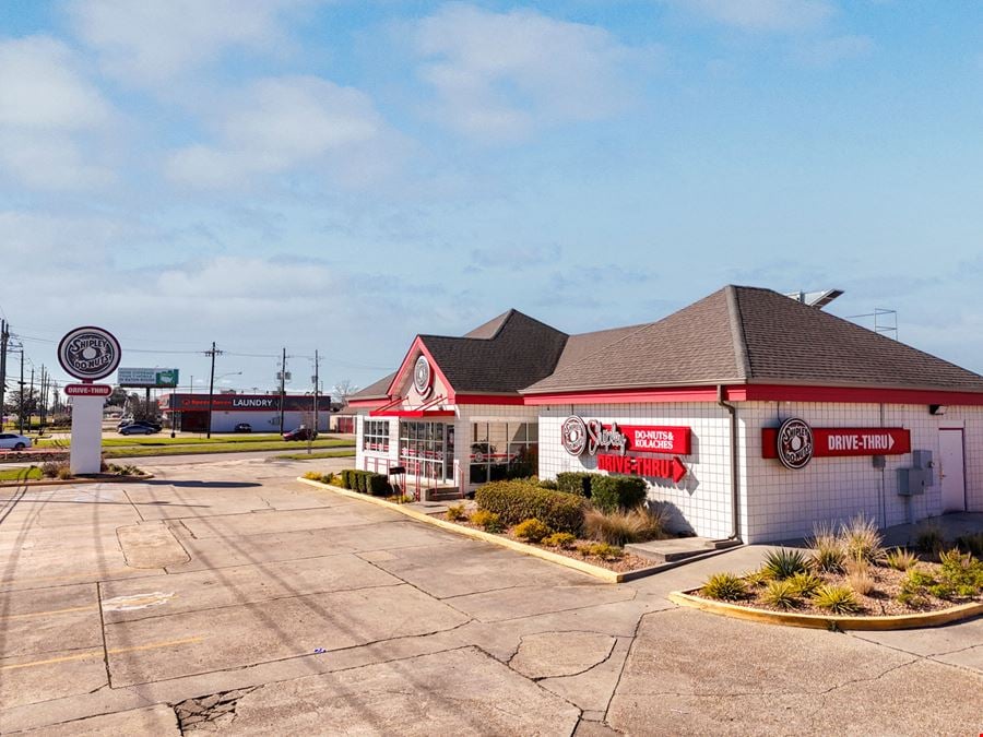 Highly-Visible QSR with Drive-Thru at Signalized Intersection