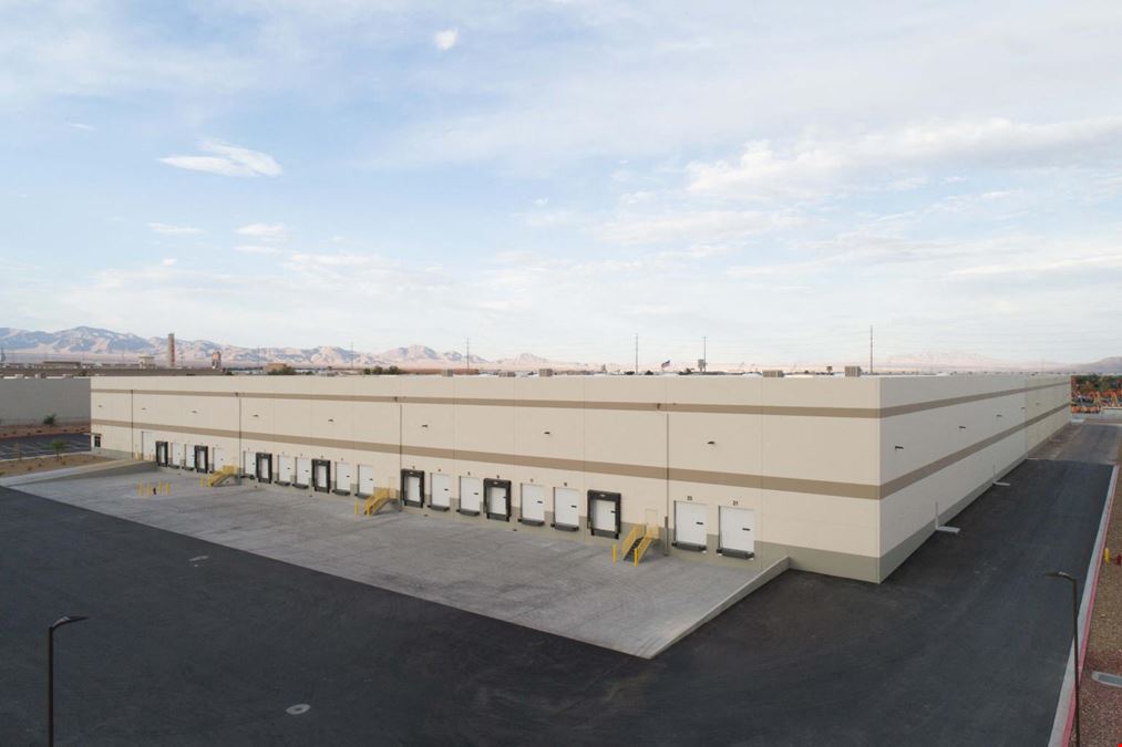 225,937 SF building w/ fenced yard area
