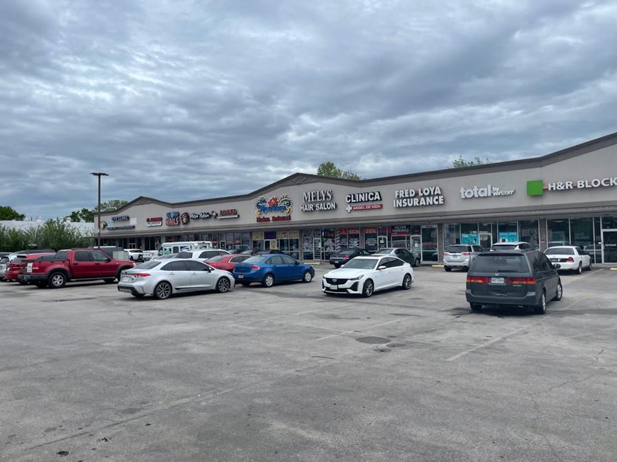 Plaza Airline Shopping Center