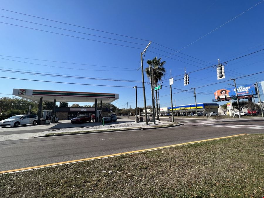 Himes and Columbus Retail - Hard Corner Lighted Intersection