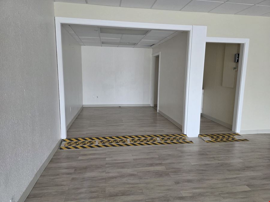 Freestanding Retail / Showroom Opportunity on US-192
