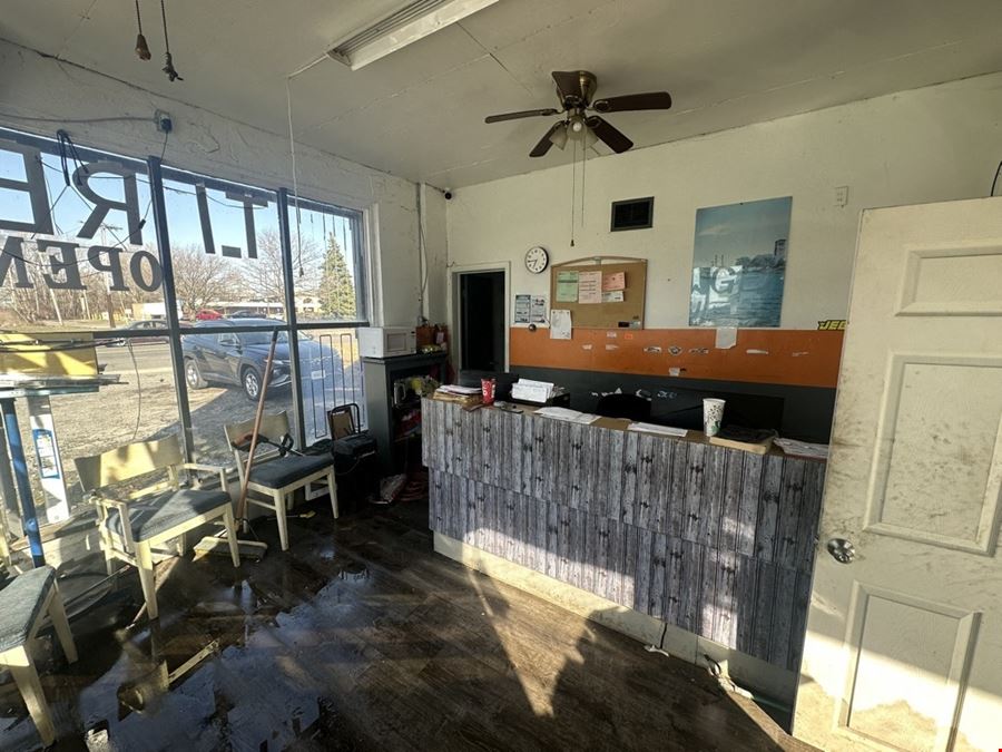 1423 South Park Ave - 1,620+/- SF Automotive/Used Car Lot