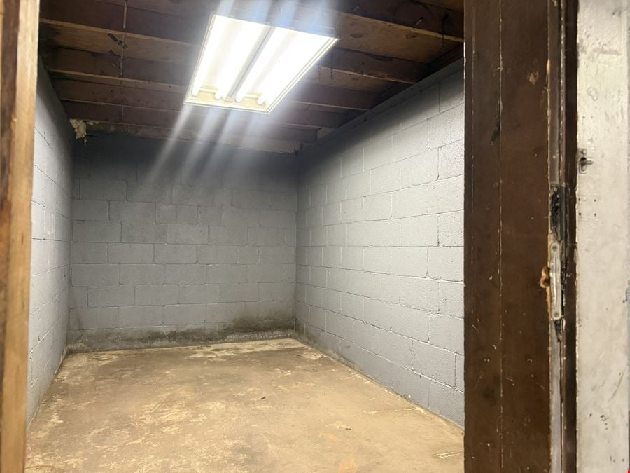 1,814 ± SF AUTO/RETAIL FOR SALE ON E. KEARNEY