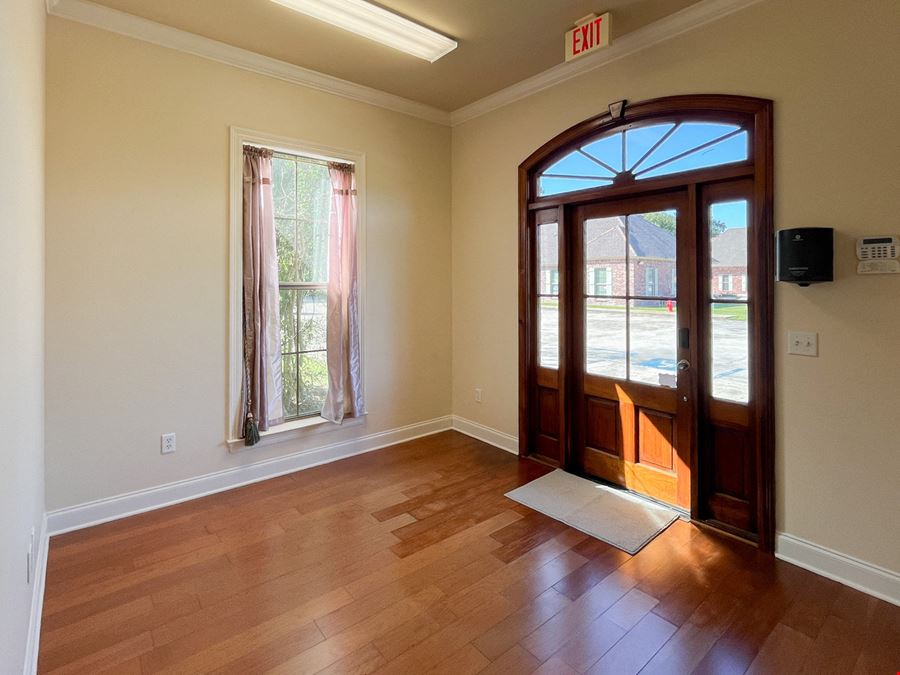 Gonzales Garden Office Ideal for Owner Occupant or Investor