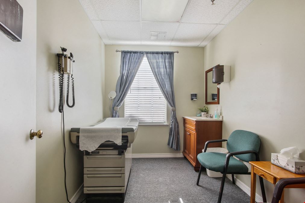 Spacious Medical Clinic in Prime Location in Doctor's Row in Metairie