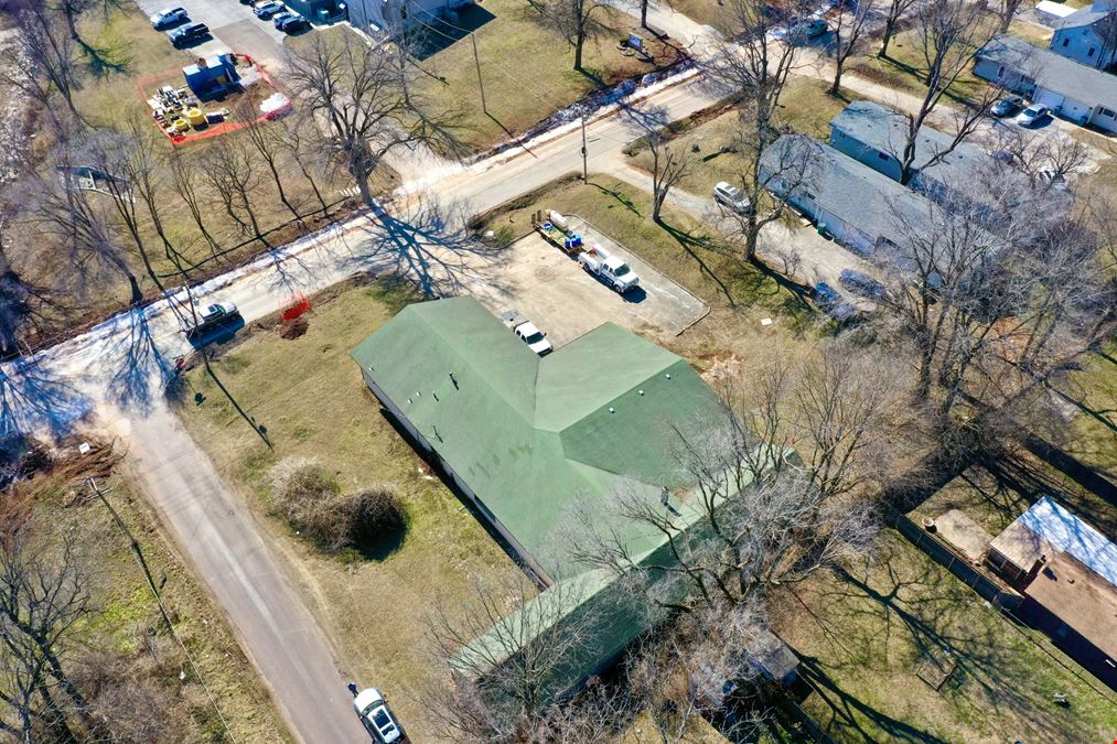7,736 SF Warehouse / Retail Building For Lease Near Route 66 Car Museum