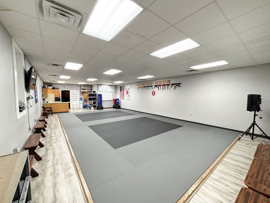 2,472 SF Retail Building for Sale