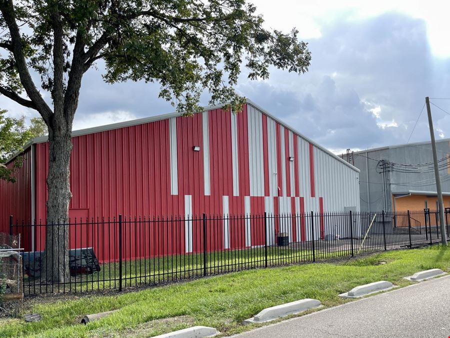 2202 Lone Oak