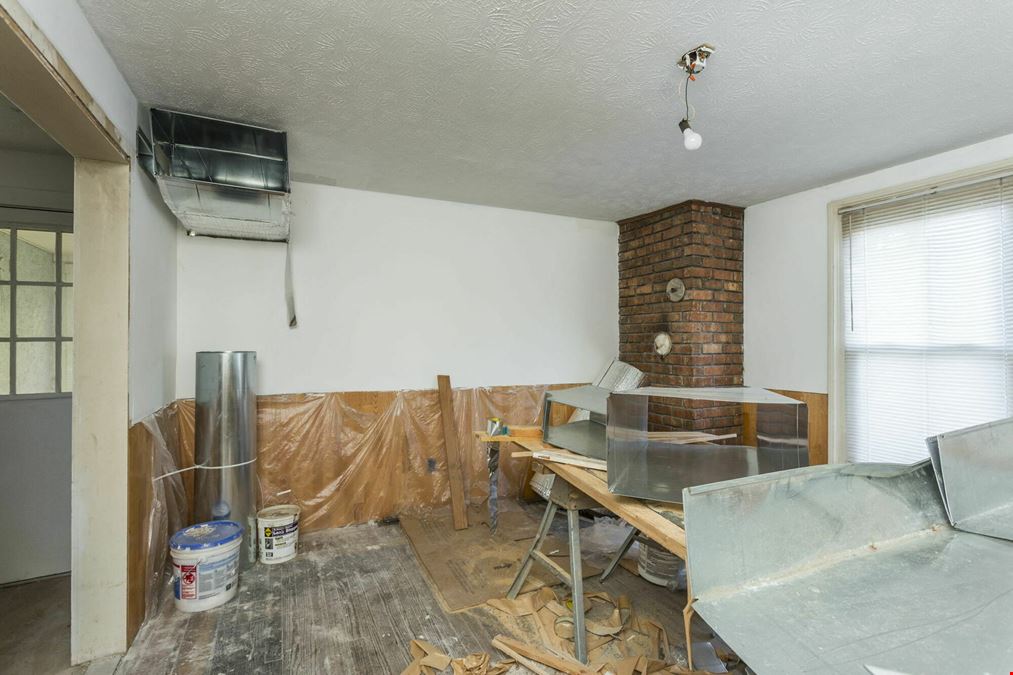 GREAT FOR INVESTORS OR REHAB SPECIALISTS | HOME ON LARGE LOT