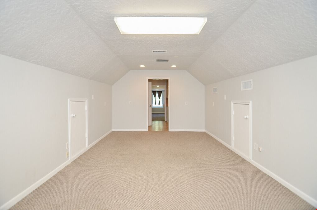 Office | 1 space available | 700 sq. ft.