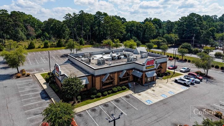 ±8,442-SF Restaurant Building Located on ±4.42 Acres