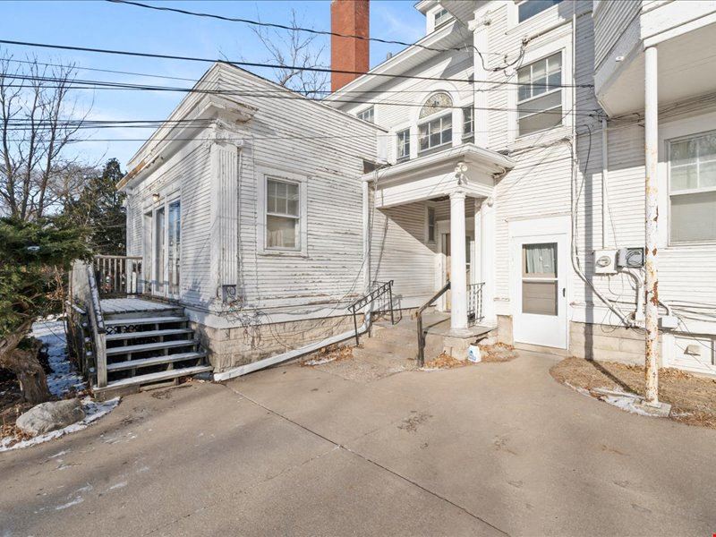 907 E Locust St