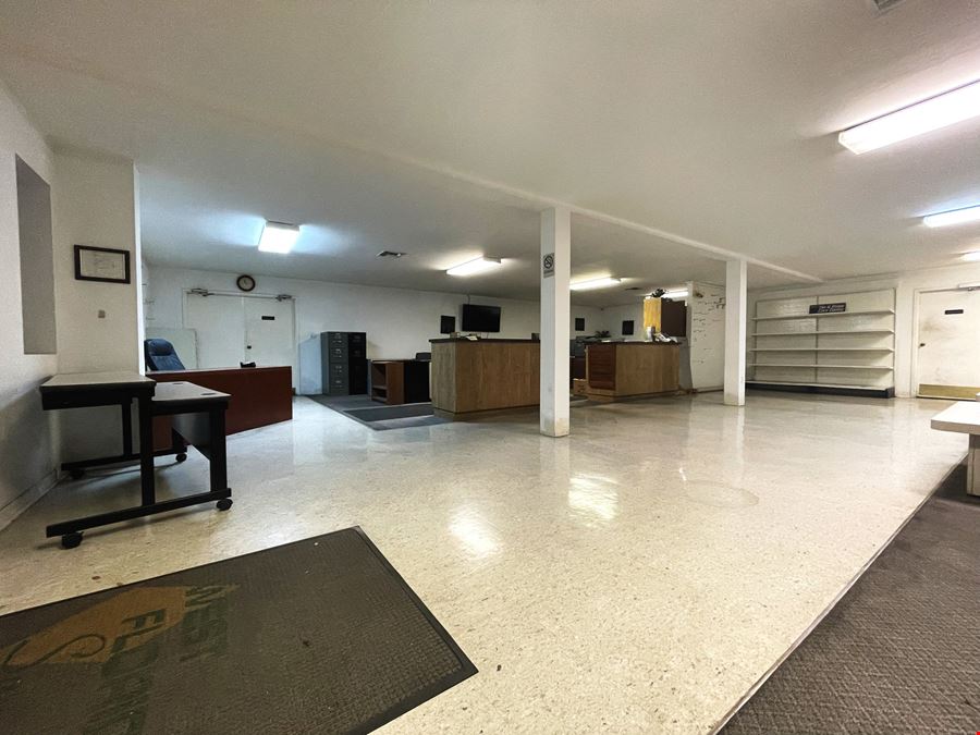 10,440 SF Distribution Facility on 0.86 AC For Sale or Lease