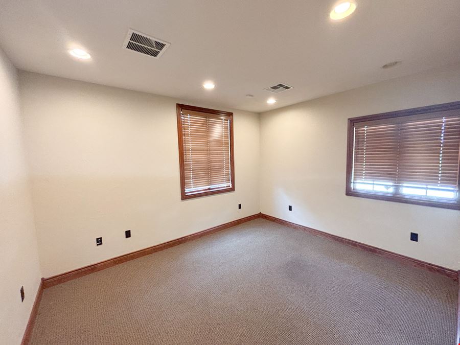 FOR LEASE: 1,301 SF EXECUTIVE OFFICE CONDO