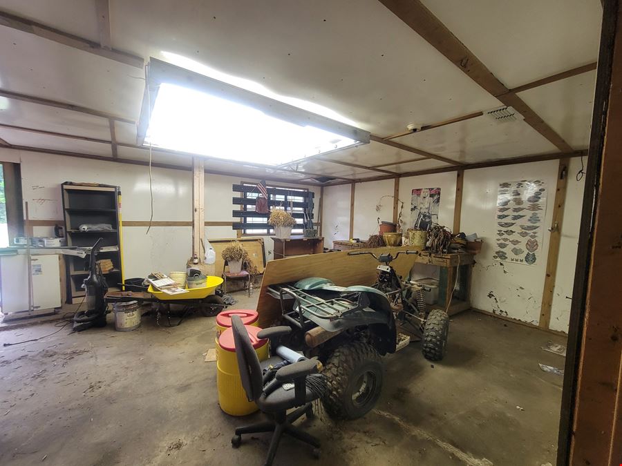 1,008 SF Commercial Shop For Sale