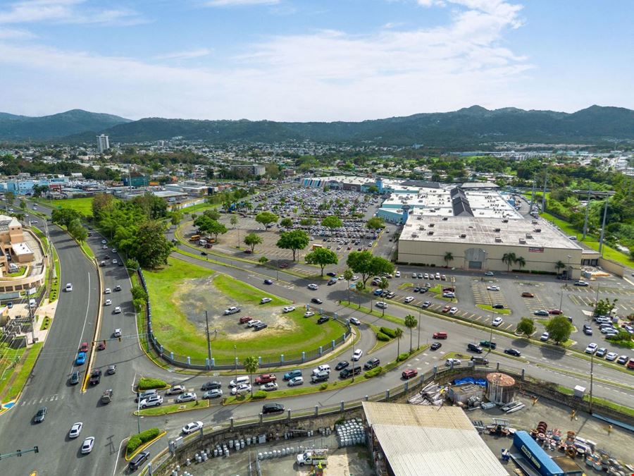 Retail Mixed Use in Shop at Caguas