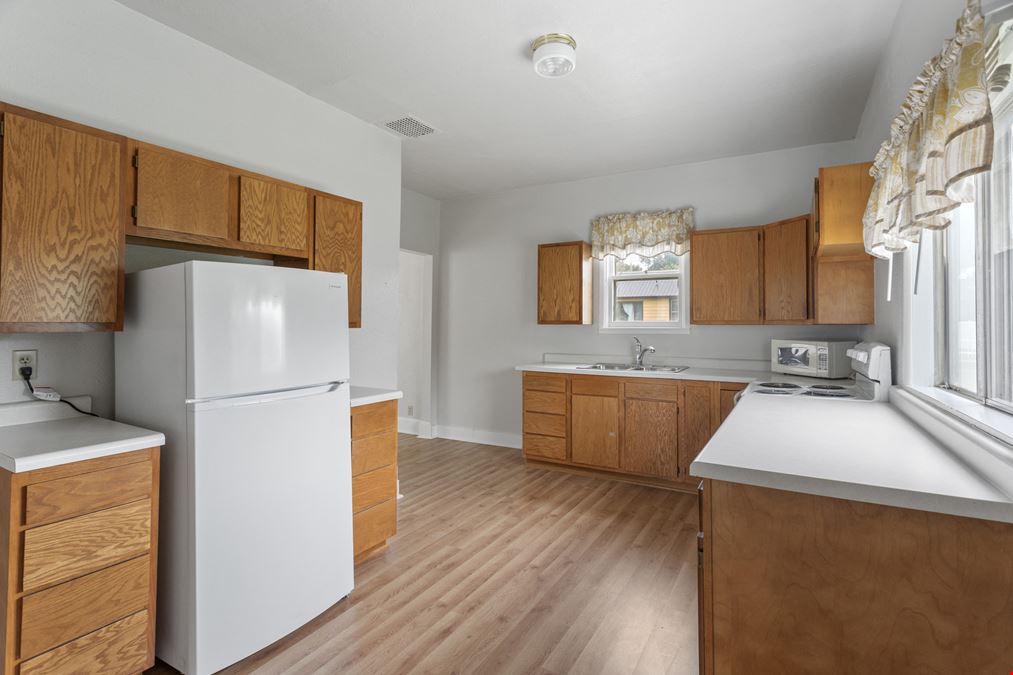 320 8th St W