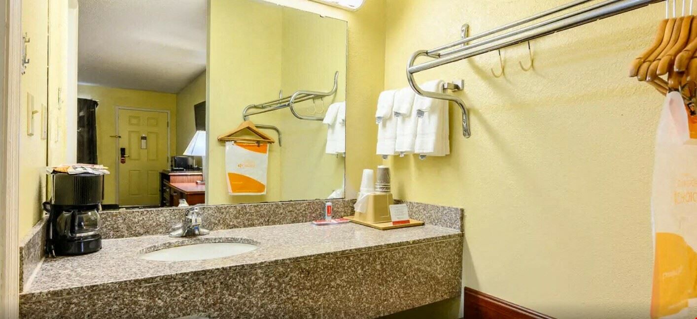 Econo Lodge Hotel 50 Rooms in Athens AL
