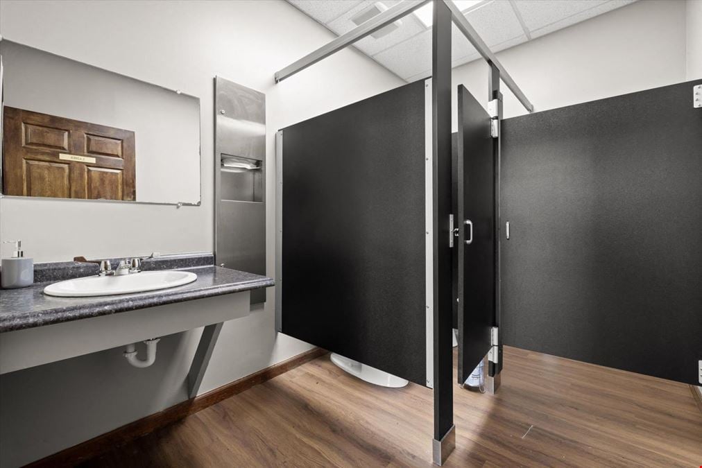 2 Executive Suites 