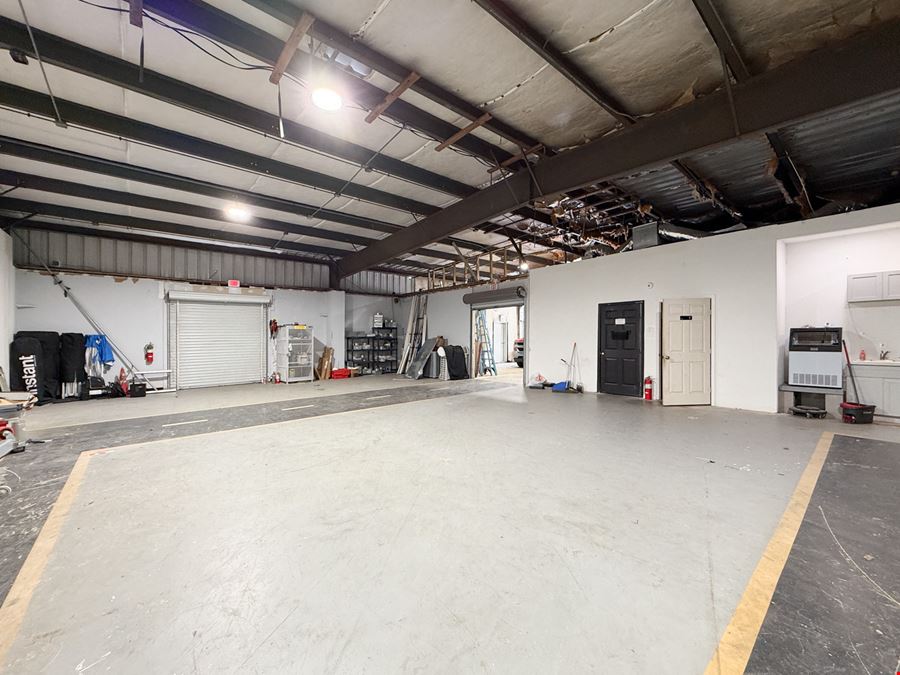 Retail Showroom / Warehouse with I-10 Visibility