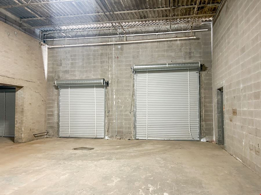 Oak Park Shopping Center: Highly-Visible Retail Suites for Lease