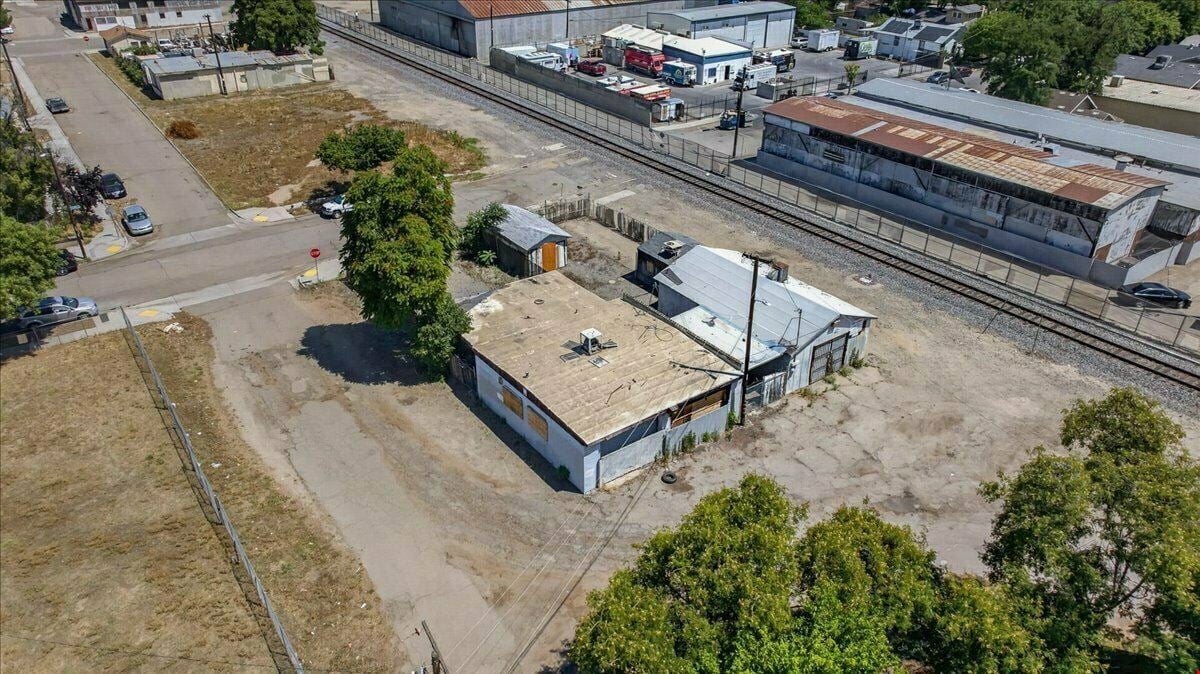 Prime Location Office/Warehouse in Downtown Fresno
